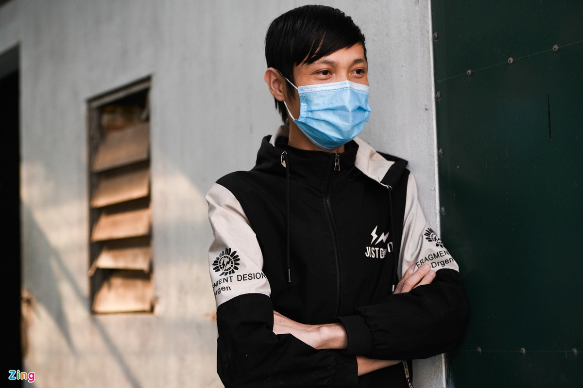 Ngồi một mình trong căn phòng trọ đơn sơ, Tăng Thị Sang nhìn xa xăm. Cô liên tục kể về ngôi nhà nhỏ của mình ở Yên Bái. Sang là mẹ đơn thân, con gái cô những ngày này phải gửi bà ngoại nuôi nấng. Tết không về, mỗi lần nhận được điện thoại từ quê nhà, Sang đều khóc. "Em nhớ nhà, nhớ con gái, nhớ mẹ. Em chỉ mong được về", nữ công nhân tâm sự.