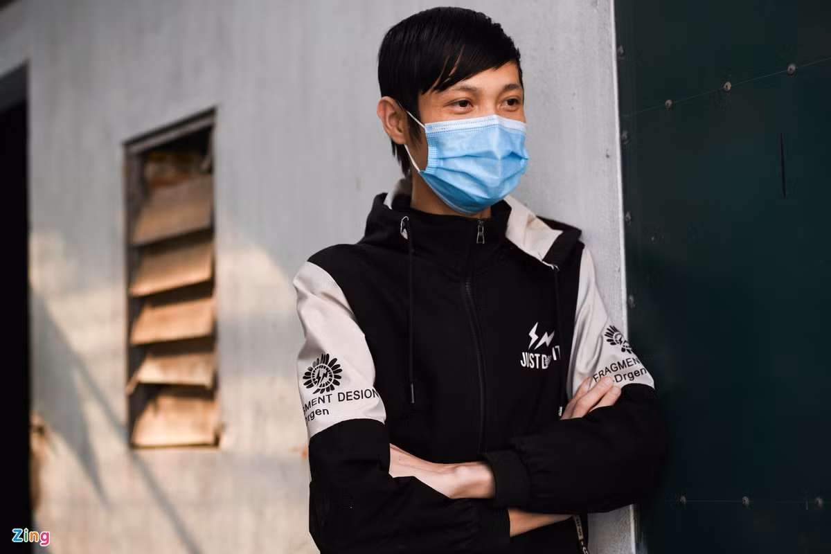 Ngồi một mình trong căn phòng trọ đơn sơ, Tăng Thị Sang nhìn xa xăm. Cô liên tục kể về ngôi nhà nhỏ của mình ở Yên Bái. Sang là mẹ đơn thân, con gái cô những ngày này phải gửi bà ngoại nuôi nấng. Tết không về, mỗi lần nhận được điện thoại từ quê nhà, Sang đều khóc. "Em nhớ nhà, nhớ con gái, nhớ mẹ. Em chỉ mong được về", nữ công nhân tâm sự.