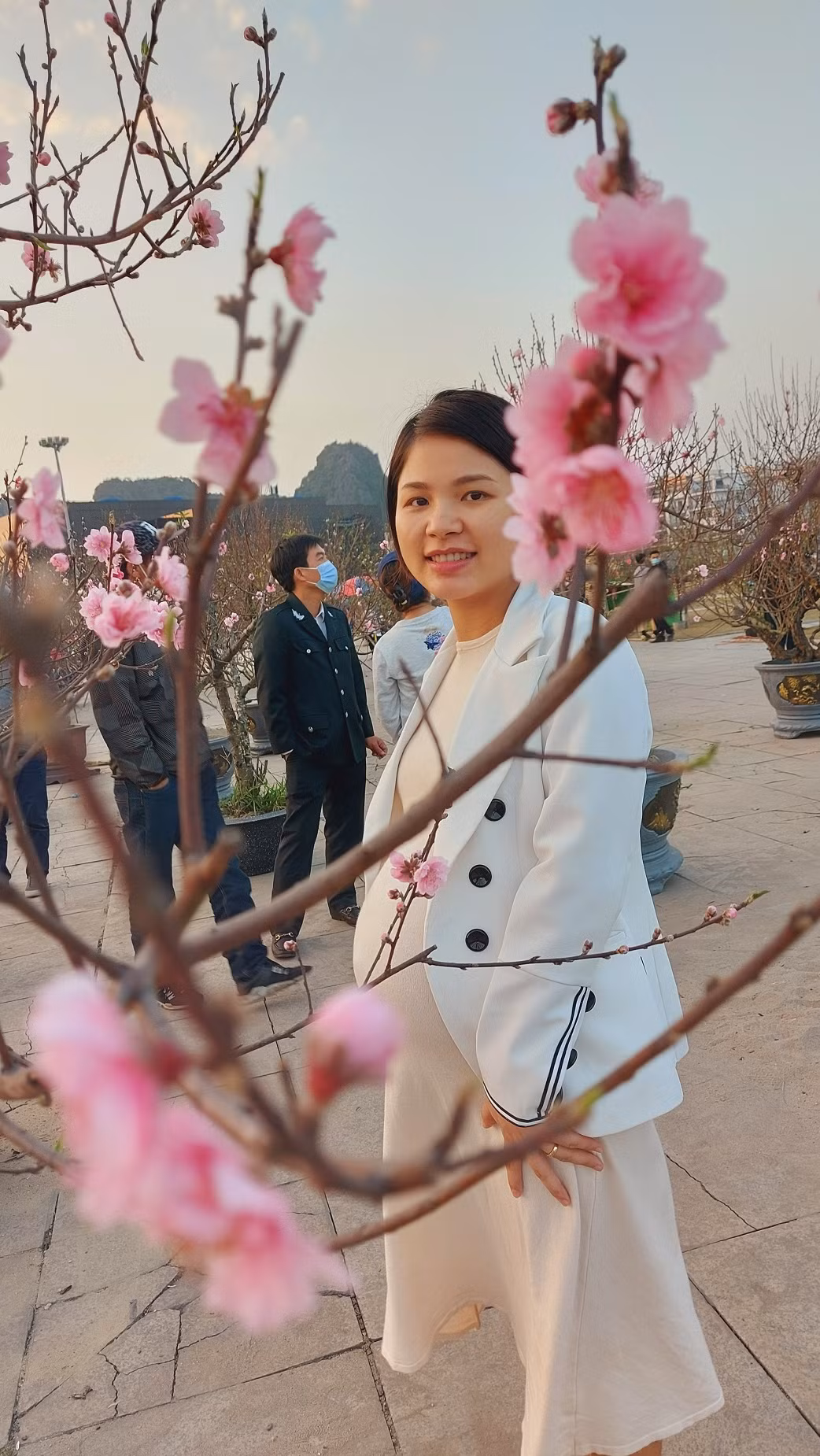 Thai phụ xinh đẹp này cũng được chồng đưa đến Hội hoa Xuân Hạ Long 2021 để ngắm hoa và mua cành đào Tết.