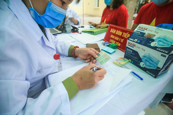 Theo thông tin từ nhóm nghiên cứu sẽ có 35 người từ 18 đến trên 60 tuổi được tiêm vắc-xin. Với tiến độ triển khai như hiện nay, Việt Nam sẽ mất khoảng 4-5 tháng để kết thúc giai đoạn 3.(Ảnh: Người lao động)