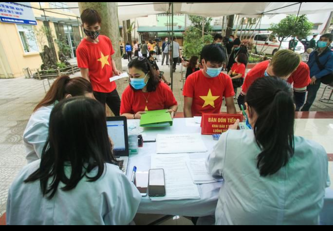 Một điểm khác biệt ở giai đoạn 2 này, đó là tình nguyện viên chỉ phải theo dõi 60 phút sau khi tiêm tại điểm tiêm chủng, thay vì theo dõi 72 tiếng đồng hồ như trước đây. (Ảnh: Người lao động)