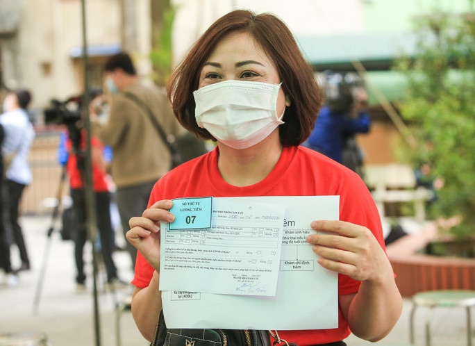 Tình nguyện viên tại buổi tiêm tiêm thử nghiệm vắc-xin COVID-19 giai đoạn 2. (Ảnh: Người lao động)