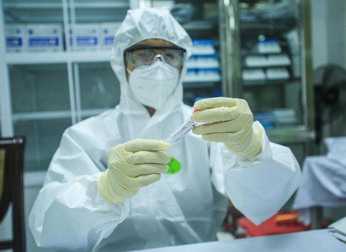 Sau khi thực hiện giai đoạn 2, nhóm nghiên cứu sẽ đánh giá các chỉ số miễn dịch kỹ hơn đối với miễn dịch dịch thể (kháng thể) và đánh giá miễn dịch tế bào để kiểm tra khả năng đáp ứng của vắc-xin. (Ảnh: Người lao động)