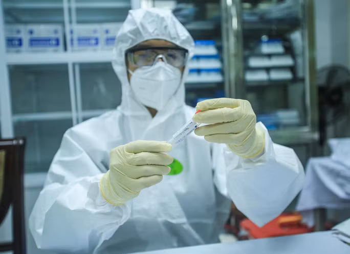 Sau khi thực hiện giai đoạn 2, nhóm nghiên cứu sẽ đánh giá các chỉ số miễn dịch kỹ hơn đối với miễn dịch dịch thể (kháng thể) và đánh giá miễn dịch tế bào để kiểm tra khả năng đáp ứng của vắc-xin. (Ảnh: Người lao động)