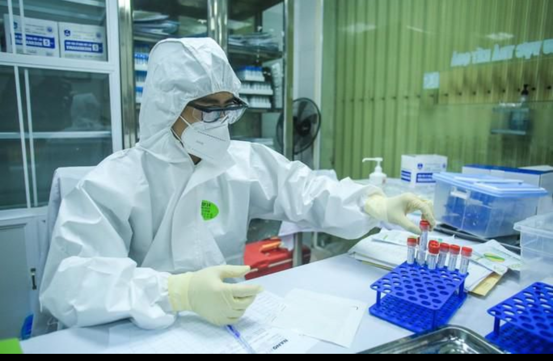 Thử nghiệm giai đoạn 2 vẫn tiêm đủ 3 nhóm liều 25mcg, 50mcg và 75mcg với mục tiêu đánh giá tính an toàn của vắc-xin trên số lượng mẫu lớn hơn và đánh giá tính sinh miễn dịch, hiệu quả bảo vệ của vắc-xin để tối ưu hóa liều trước khi chuyển sang giai đoạn 3. (Ảnh: Người lao động)