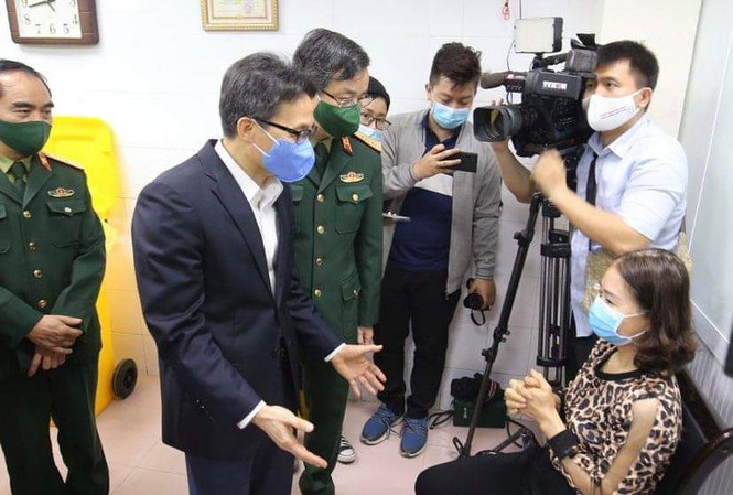 Phó Thủ tướng Vũ Đức Đam đi thăm hỏi các tình nguyện viên và ông bày tỏ tin tưởng vào đội ngũ khoa học tham gia phát triển vắc-xin phòng COVID-19 của Việt Nam. (Ảnh: Tiền Phong)