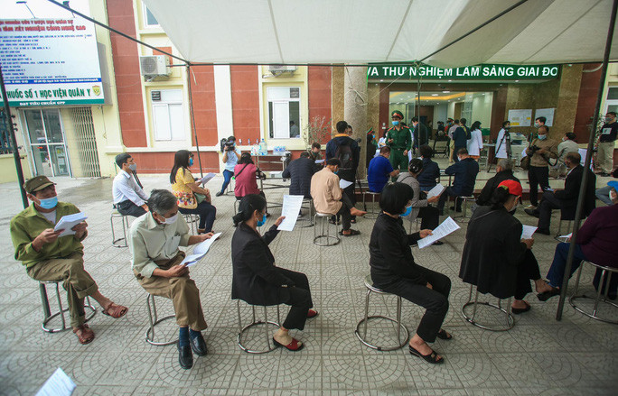 Theo PGS-TS Chử Văn Mến, Giám đốc Trung tâm Thử nghiệm lâm sàng và tương đương sinh học, Học viện Quân y, các tình nguyện viên trong đợt tiêm đầu tiên này được lựa chọn từ danh sách gần 200 người đã được khám sàng lọc sức khỏe trong 2 ngày qua. (Ảnh: Người lao động)