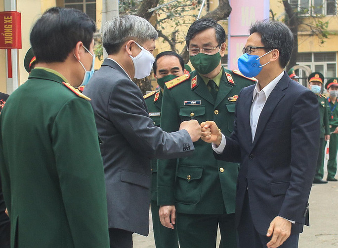 Phó Thủ tướng Vũ Đức Đam (phải) cùng lãnh đạo Học viện Quân Y và các nhà chuyên môn. (Ảnh: Người lao động)