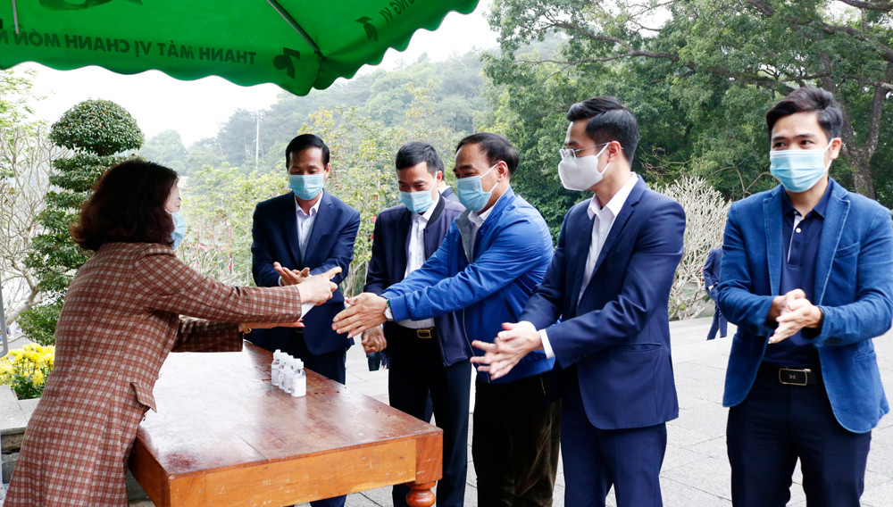Công tác phòng chống dịch như đeo khẩu trang, sát khuẩn tay... luôn được đảm bảo nghiêm ngặt trước khi bước vào làm lễ tại Đền Hùng.