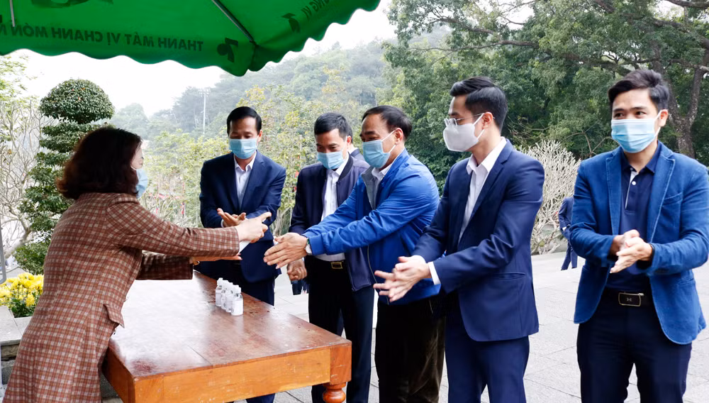 Công tác phòng chống dịch như đeo khẩu trang, sát khuẩn tay... luôn được đảm bảo nghiêm ngặt trước khi bước vào làm lễ tại Đền Hùng.