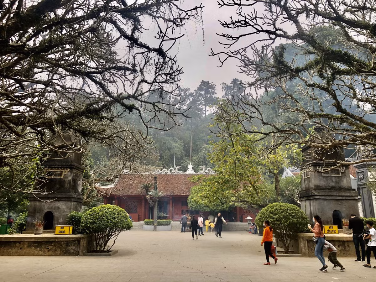 Lượng người đến làm lễ tại Đền Hùng những ngày gần đây rất thưa thớt.