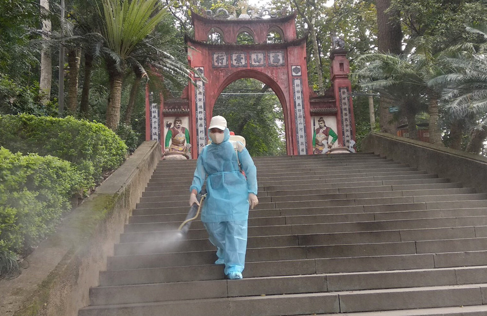 Trước Tết, công tác phun khử khuẩn được Ban quản lý di tích thực hiện nghiêm túc.