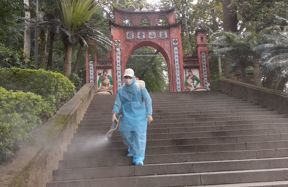 Trước Tết, công tác phun khử khuẩn được Ban quản lý di tích thực hiện nghiêm túc.