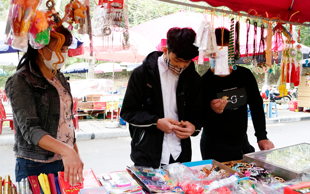 Do lượng khách giảm, các quán hàng bán đồ lưu niệm cũng hoạt động cầm chừng. 