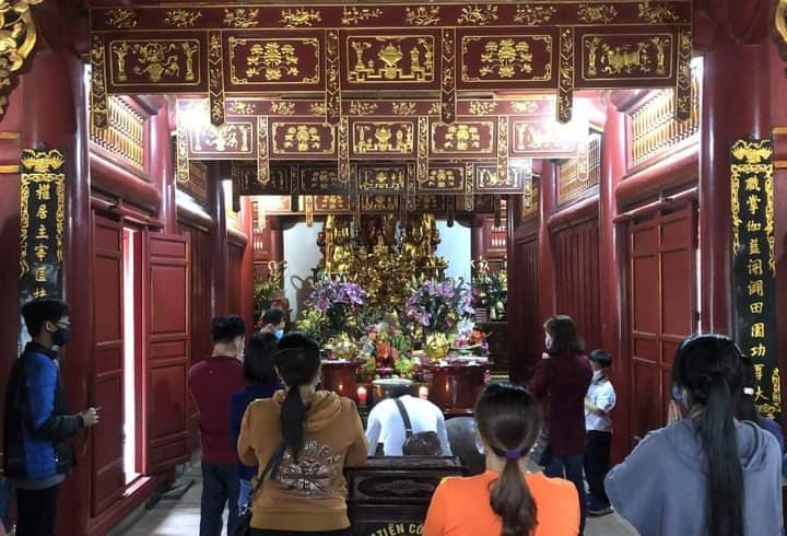 Do ảnh hưởng COVID-19, lượng khách về đền năm nay cũng không đông.