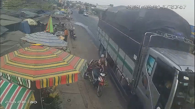 Video: Xe tai vuot au, hat vang 3 me con