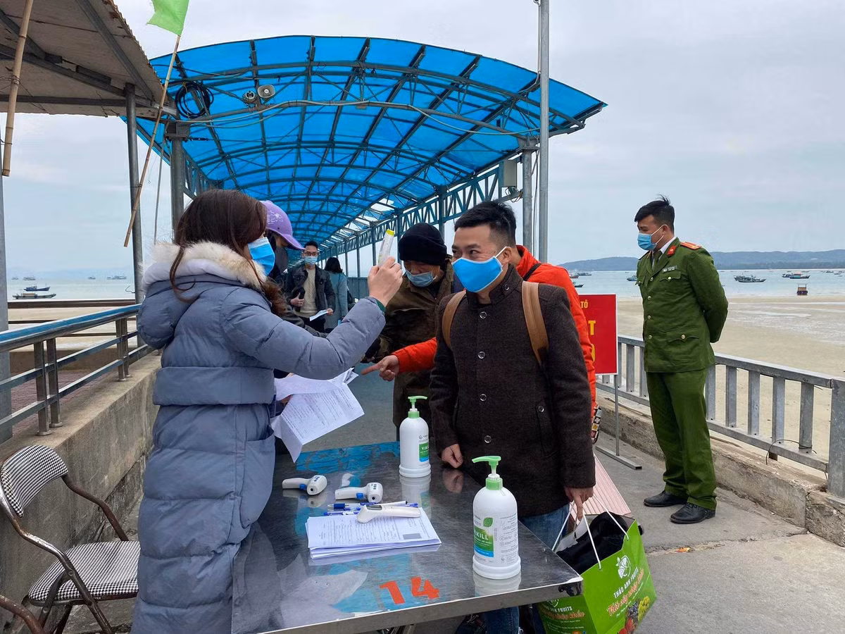 Cô Tô đã lập 2 chốt kiểm soát dịch tại cảng Bắc Vàn thôn Nam Đồng xã Đồng Tiến và đầu cảng xã Thanh Lân. 