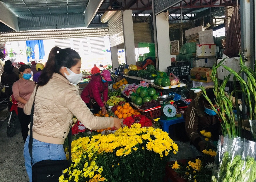 Hoạt động mua bán, sinh hoạt của người dân trên đảo Cô Tô vẫn được đảm bảo ổn định. (Ảnh: Thanh Mến - TTTT huyện Cô Tô) 