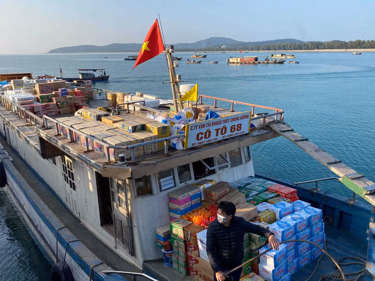 Để đảm bảo duy trì ổn định nguồn cung cấp lương thực, thực phẩm, hàng hóa thiết yếu phục vụ Nhân dân, cán bộ, chiến trên địa bàn huyện, đặc biệt trong dịp Tết Nguyên đán Tân Sửu 2021. Chuyến tàu đầu tiên đã chở lương thực, nhu yếu phẩm cho người dân đảo Cô Tô ngày 2/2/2021.