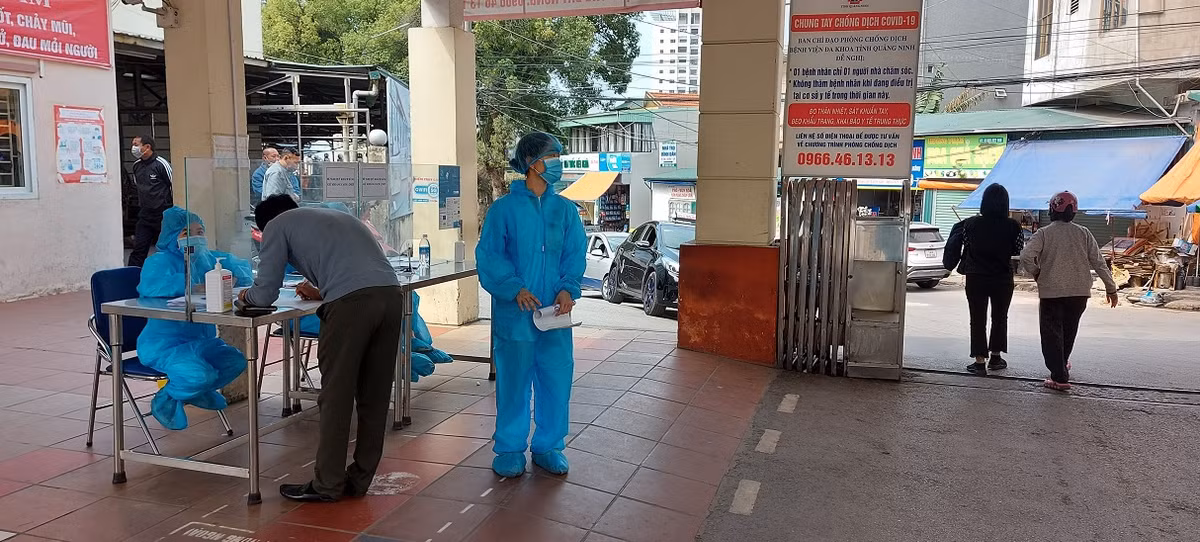 Người dân tỉnh Quảng Ninh chủ động đến bệnh viện để xét nghiệm COVD-19 theo yêu cầu. Có 6 đơn vị đủ điều kiện cung cấp dịch vụ xét nghiệm COVID-19 tại Quảng Ninh, gồm: Bệnh viện Đa khoa Quảng Ninh, Bệnh viện Bãi Cháy, Bệnh viện Sản nhi Quảng Ninh, CDC Quảng Ninh, Bệnh viện Việt Nam Thụy Điển Uông Bí và Bệnh viện Đa khoa quốc tế Vinmec. 
