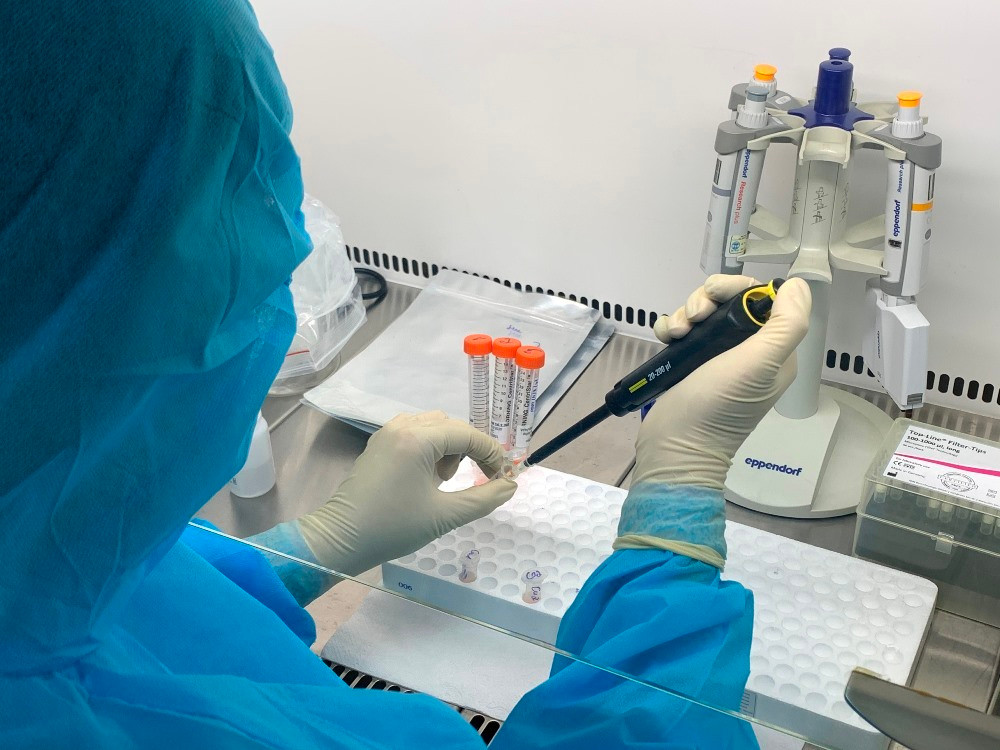 Bác sĩ thực hiện lấy mẫu bệnh phẩm. 