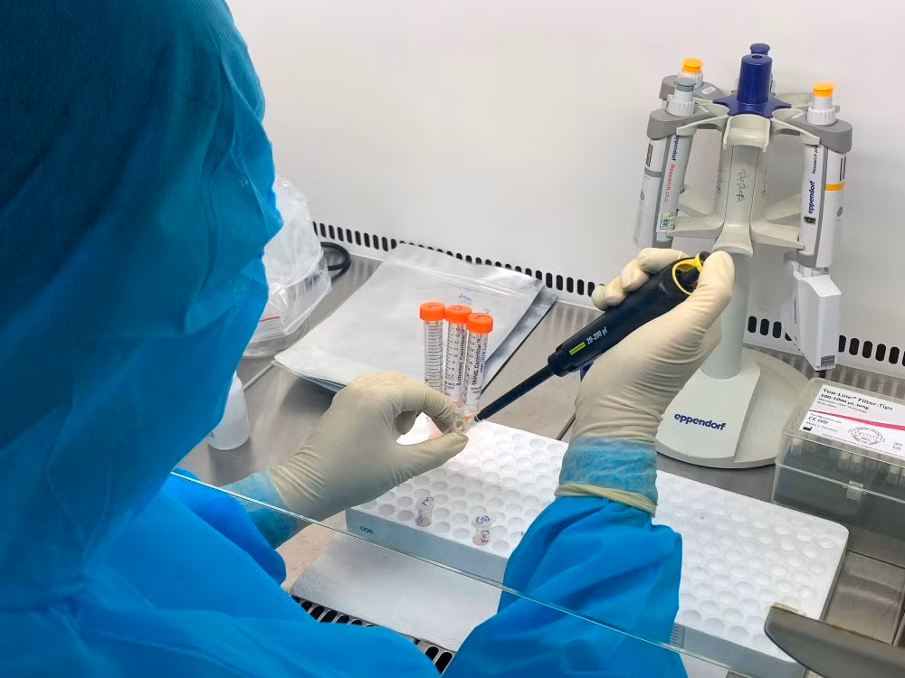 Bác sĩ thực hiện lấy mẫu bệnh phẩm. 