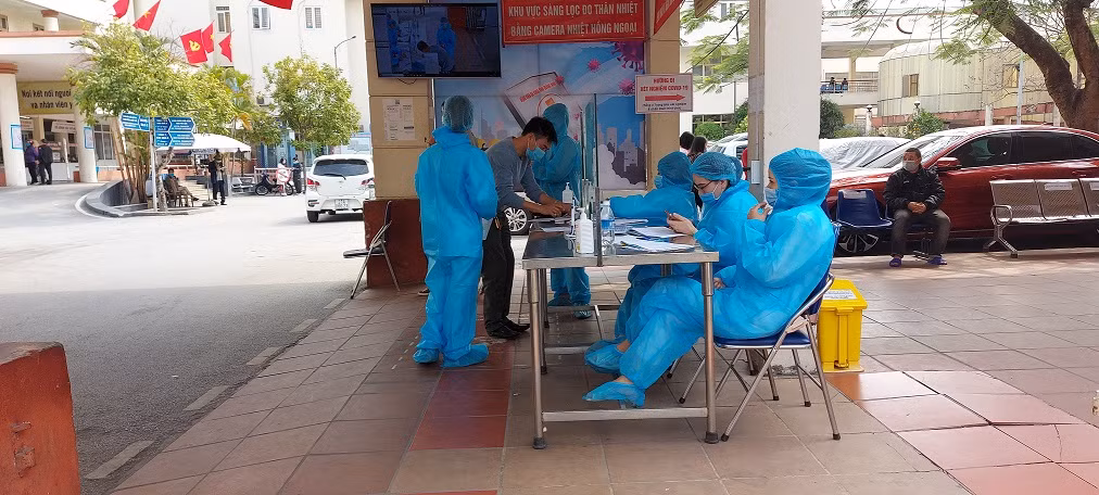 Can canh nguoi Quang Ninh di xet nghiem COVID-19 tra phi tai Benh vien-Hinh-4