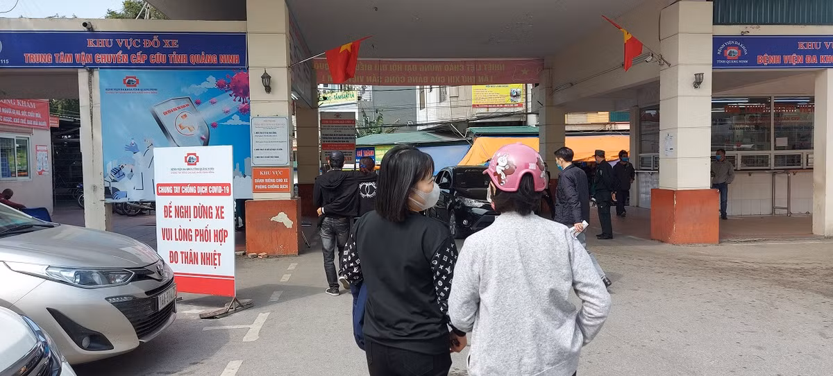 Việc xét nghiệm theo yêu cầu được tỉnh Quảng Ninh cho phép thực hiện từ ngày 16/2. Mọi người đều thực hiện nghiêm túc việc đeo khẩu trang theo quy định.