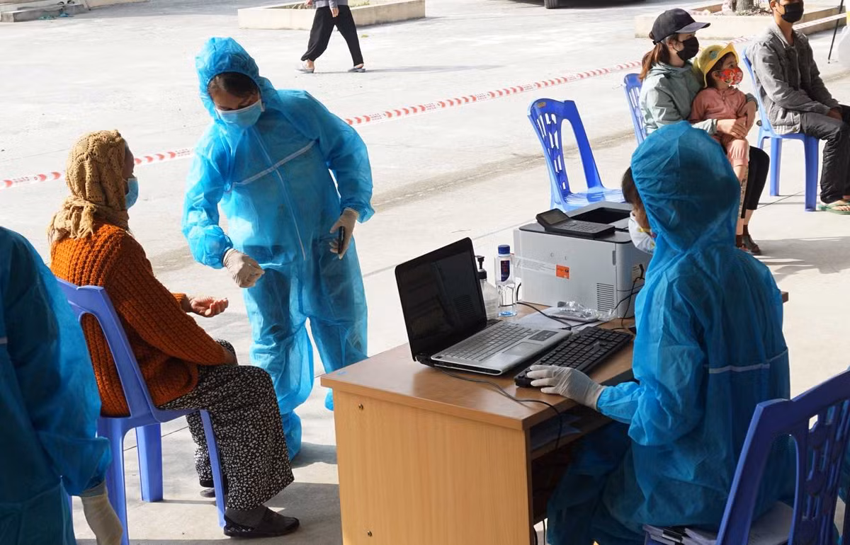 Quang Ninh: Hon 1.000 nguoi xin xet nghiem COVID-19 tu tra phi