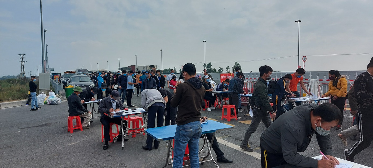 Theo đó, một số chốt kiểm dịch tại các huyện, xã, phường cũng đồng loạt tạm dừng nới lỏng...để bà con buôn bán, đi lại thuận tiện đón Tết Nguyên Đán sum vầy. 