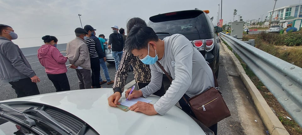 Nhiều tài xế phải viết tờ khai báo y tế luôn trên mui xe vì không có chỗ ngồi.