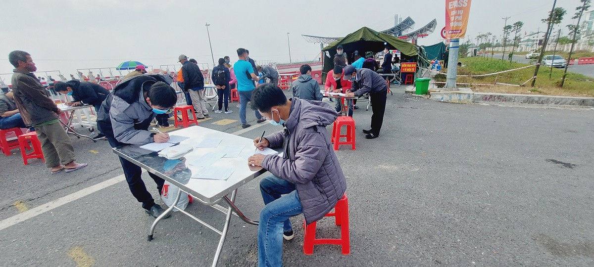 Hình ảnh người dân xếp hàng dài chờ khai báo y tế trước khi ra, vào cửa ngõ tỉnh Quảng Ninh.