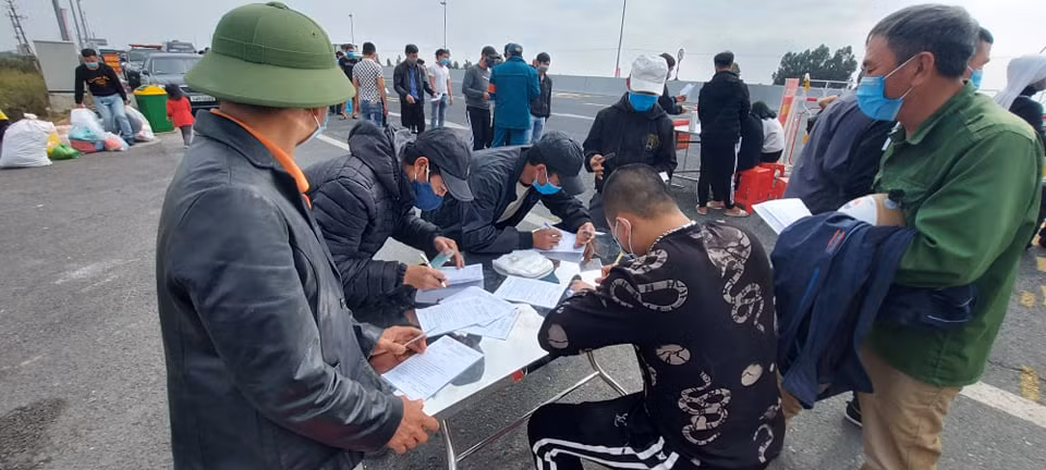 Các đoàn liên ngành trên địa bàn vẫn tuần tra, kiểm soát và vận động người dân chủ động, tự giác phòng, chống dịch. 