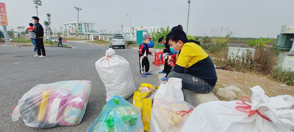 Nhiều người phải chờ đợi gần 2 giờ đồng hồ vẫn chưa qua được chốt.