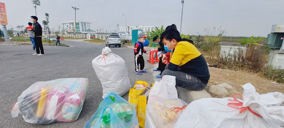 Nhiều người phải chờ đợi gần 2 giờ đồng hồ vẫn chưa qua được chốt.