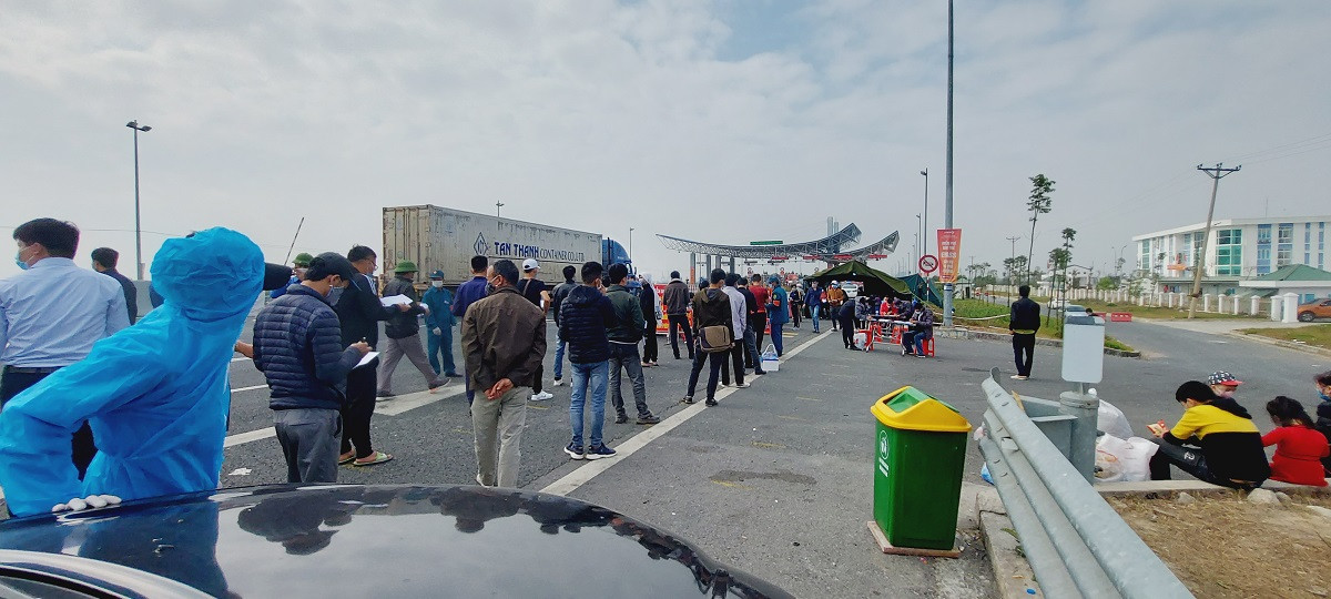 Đối với hoạt động vận tải khách đường bộ liên tỉnh, Quảng Ninh cho phép xe khách hoạt động trên các tuyến quốc lộ 10, 18, 4B và cao tốc Hạ Long – Hải Phòng.