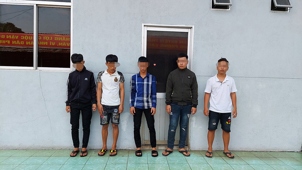 Trieu tap 10 doi tuong danh hoc sinh gay song mui, dam thung bung