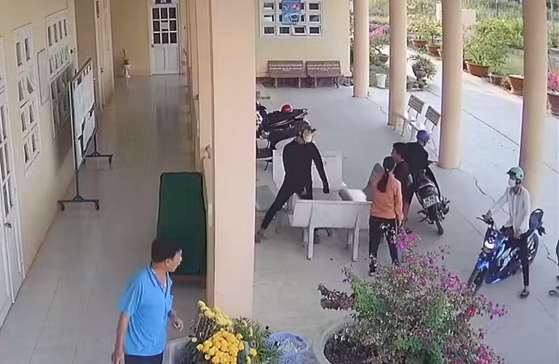 Trieu tap 10 doi tuong danh hoc sinh gay song mui, dam thung bung-Hinh-4