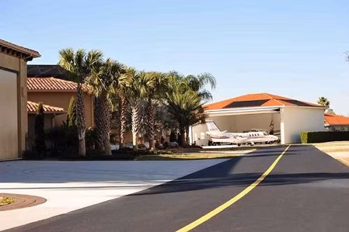 Choang voi thi tran moi nha deu so huu may bay rieng-Hinh-8