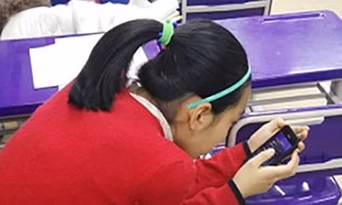 Dung dien thoai, thieu nu bi bien dang nghiem trong