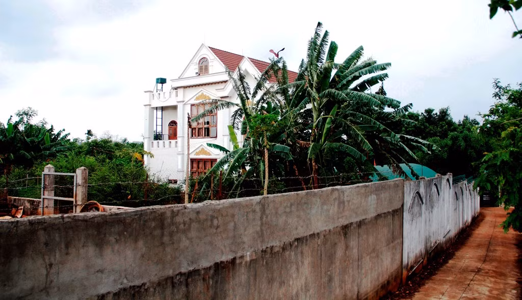 Ông Phạm Tân, Chủ tịch UBND phường Ea Tam, thừa nhận đến nay chính quyền địa phương mới xử lý căn biệt thự của gia đình ông Kỷ là có một phần lỗi vì chưa kiểm tra giám sát hết. "UBND phường cũng đã đoàn kiểm tra, xác minh toàn bộ khu vực trên. Riêng nhà ông Kỷ đã có báo cáo lần 2 cho UBND TP Buôn Ma Thuột, sau khi có thông báo khắc phục hậu quả sẽ tiến hành xử lý", ông Tân nói.