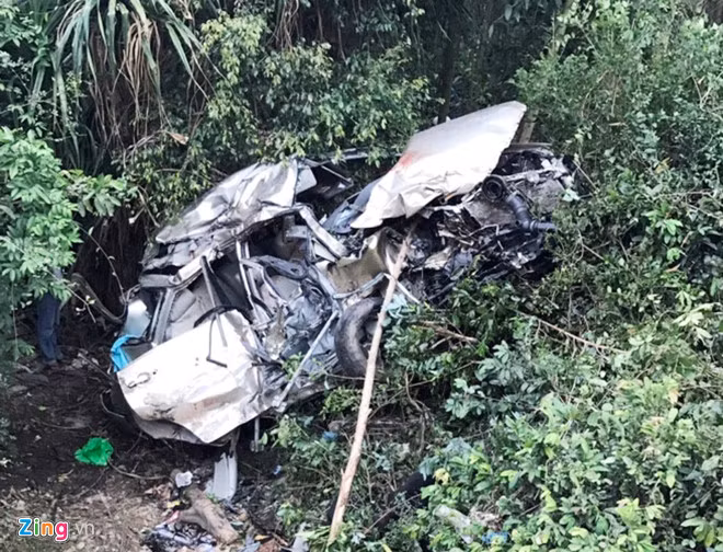 Xe Innova thanh dong sat vun sau cu tong cua tau hoa, 4 nguoi chet