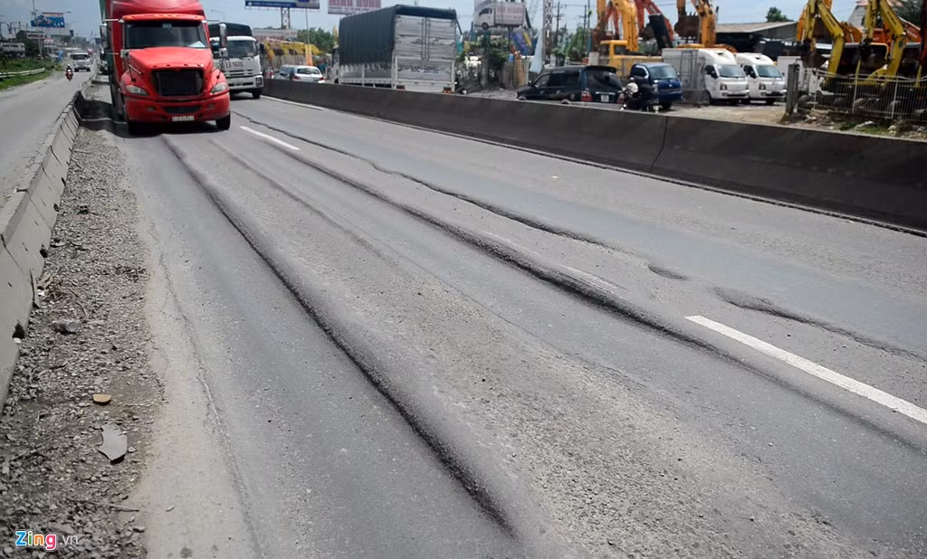 Hai chiều quốc lộ 1A đoạn giáp ranh giữa tỉnh Bình Dương và TP.HCM nhiều năm nay mặt đường làn ôtô thường xuyên bị trồi nhựa, lún thành nhiều rãnh sâu gây nguy hiểm cho xe cộ lưu thông.