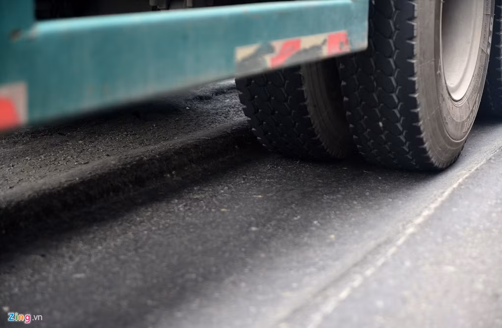 Hai bánh xe sau của các loại ôtô nằm gọn trong phần rãnh của các "luống khoai". 