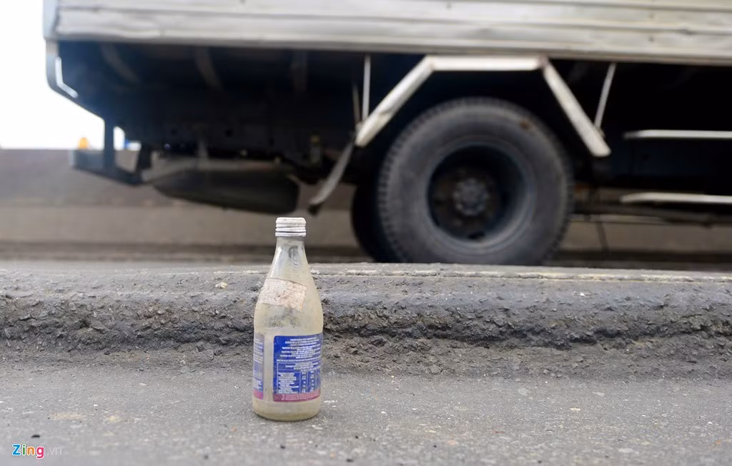 Nhiều vị trí những lớp nhựa trồi lên gần 20 cm, một phần bánh xe lớn khuất dưới mặt đường.