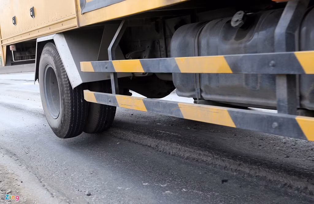 Đoạn đường có mật độ xe cộ qua lại dày đặc, các loại xe lớn nhỏ muốn chuyển làn phải chạy gác bánh lơ lửng hoặc chỉ bám vào một phần mặt đường. Nhiều tài xế chạy nhanh qua đây xe lắc lư mạnh như muốn lật nhào.