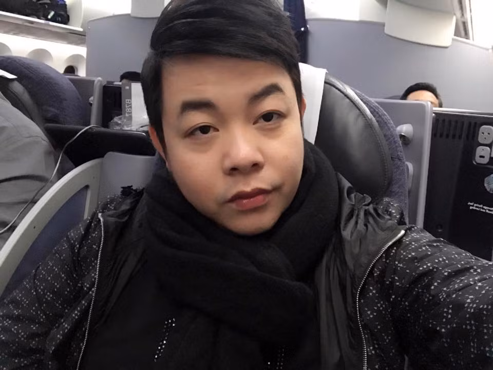 Trên các chuyến bay đi lưu diễn, nam ca sĩ cũng không thể thiếu được món đồ quen thuộc 