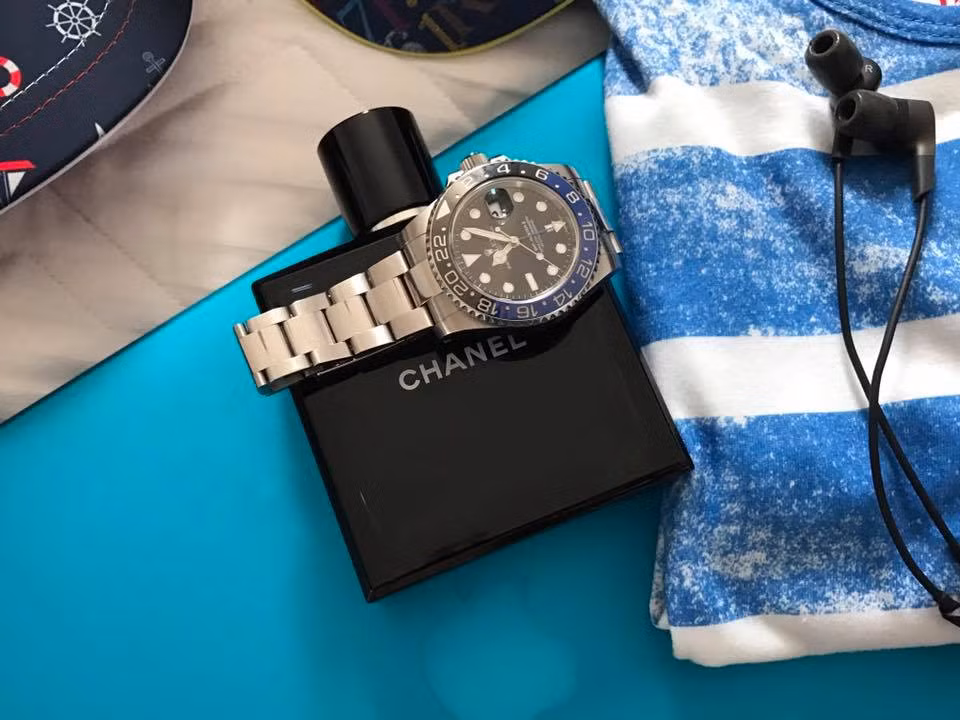 Anh tốn khá nhiều tiền để mua nước hoa và đồng hồ từ của những thương hiệu lớn 