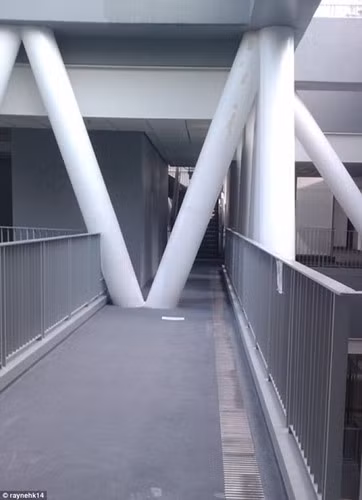 Đường ống khó hiểu được đặt trên cây cầu đi bộ.