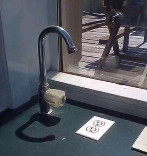 Bạn hoàn toàn có thể bị điện giật nếu không để ý ổ cắm điện dưới vòi rửa tay.